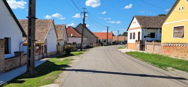 Te koop: een huis met veranda op het Hongaarse wijngebied, Immo, Buitenland, Overig Europa, Woonhuis, Dorp
