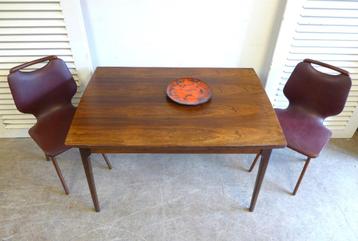 prachtige retro vintage set met tafel en 5 stoelen beschikbaar voor biedingen