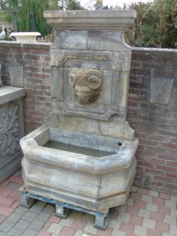blauwe stenen fontein, ramskop. beschikbaar voor biedingen