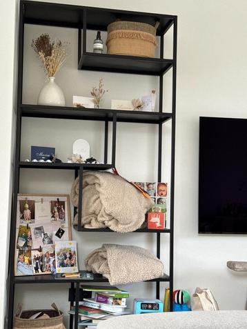 Metalen rek  beschikbaar voor biedingen