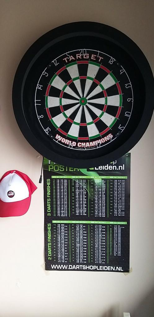 Dartsbord zo goed als nieuw, surroundverlichting, scorebord, Sport en Fitness, Darts, Zo goed als nieuw, Ophalen of Verzenden
