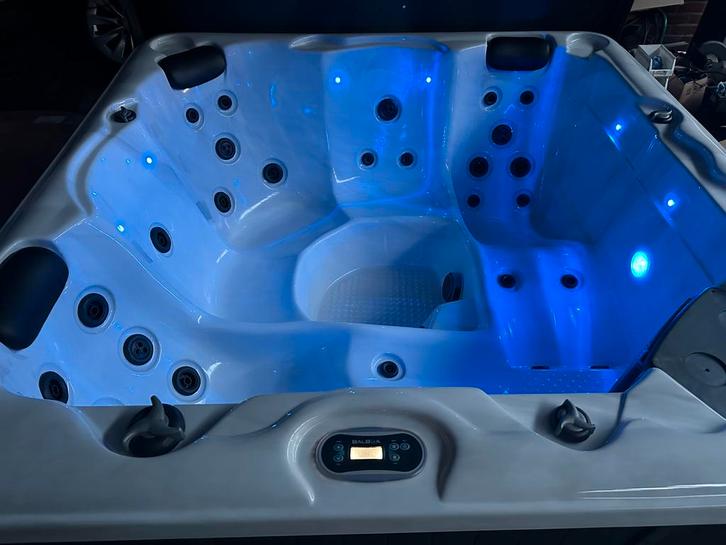 Jacuzzi 5p uitstekende staat, Tuin en Terras, Bubbelbaden en Hottubs, Gebruikt, Vast, Afdekzeil, Filter, Pomp, Trap, Ophalen