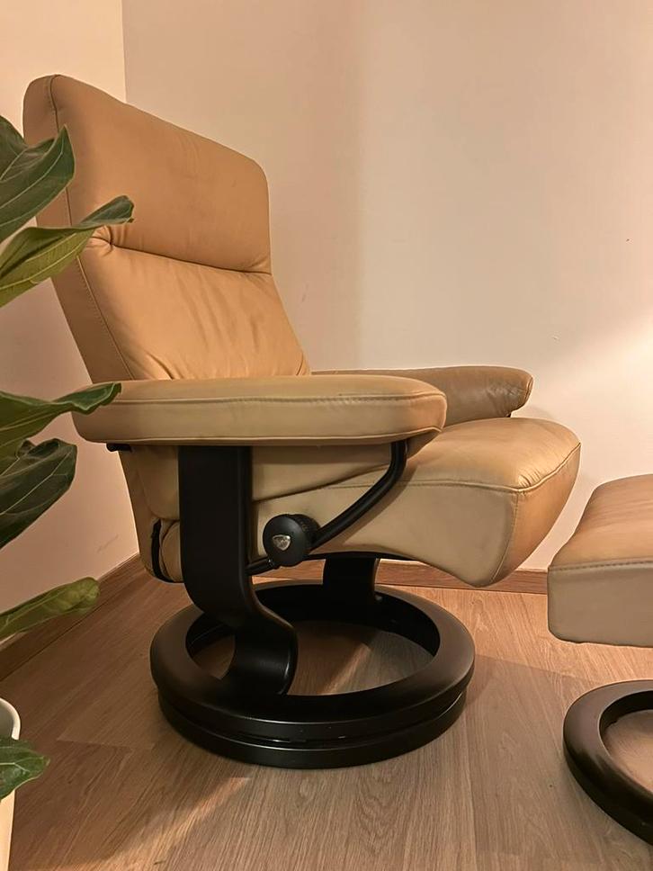 Design Fauteuil Stressless incl. Voetenbank, Huis en Inrichting, Fauteuils, Zo goed als nieuw, Hout, Leer, Metaal, 75 tot 100 cm