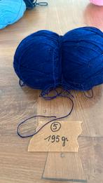 Heel fijne draad donkerblauw geen katoen denk ik. 195 gr 1 b, Hobby en Vrije tijd, Breien en Haken, Ophalen, Zo goed als nieuw