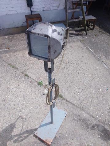 Oude Philips werklamp beschikbaar voor biedingen
