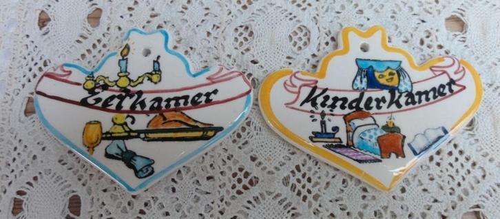 2 Vintage  deurschildjes, eetkamer, kinderkamer, Antiek en Kunst, Curiosa en Brocante, Ophalen of Verzenden