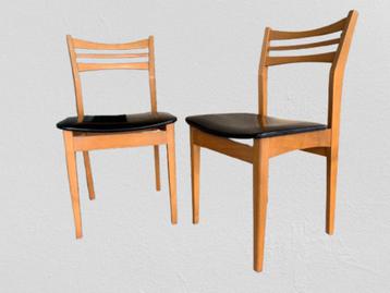 Verschillende sets van 2 stoelen beschikbaar voor biedingen