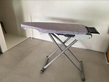 Table à repasser NOVA avec système d'extraction, Electroménager, Enlèvement, Comme neuf