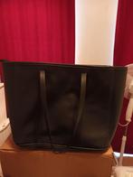 Zwarte handtas met lange riem in lederlook in goede staat, Gebruikt, Ophalen of Verzenden