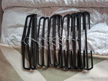 10 zwarte hangers voor broeken beschikbaar voor biedingen