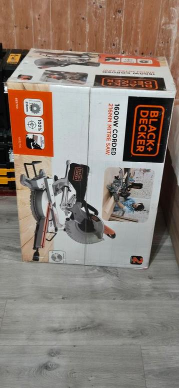 Scie à tronçonner et à onglets Black and Decker 1600W, neuve, Enlèvement ou Envoi, Neuf