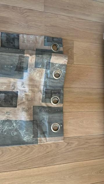 Gevoerde gordijnen met ingestikte ringen beschikbaar voor biedingen