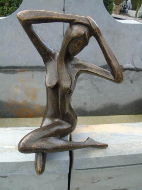 Standbeeld van een naakte vrouw in brons gesigneerd., Tuin en Terras, Tuinbeelden, Nieuw, Abstract beeld, Overige materialen, Ophalen