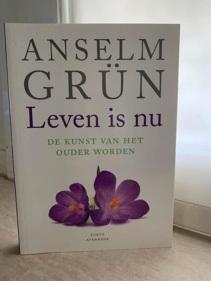 Anselm Grün - Leven is nu, Boeken, Esoterie en Spiritualiteit, Zo goed als nieuw, Ophalen of Verzenden