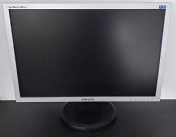 Lot computer monitoren (apart verkrijgbaar) beschikbaar voor biedingen