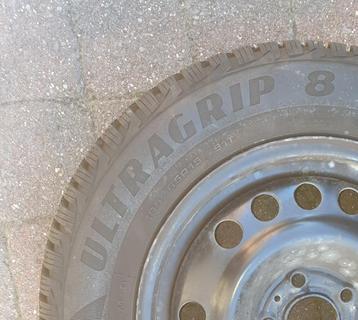 4 pneus sur jante - Goodyear Ultragrip 8 hiver - 195 65 R15