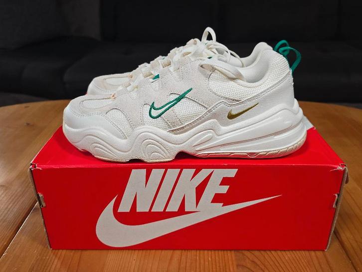 Baskets femme Nike. Pointure 40 (UK 6.5) NEUVES + boîte, Sports & Fitness, Basket, Neuf, Chaussures, Enlèvement