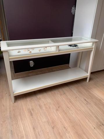 Muurtafel met glazen tafelblad beschikbaar voor biedingen