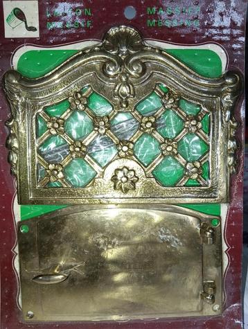 Rustiek kijkgaatje van massief messing  beschikbaar voor biedingen