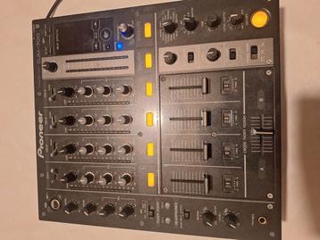 Pioneer  djm 700 bon état  le  petit écran marche plus beschikbaar voor biedingen