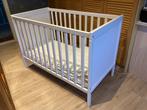 Babybed, Huis en Inrichting, Slaapkamer | Bedden, Ophalen, Zo goed als nieuw, Wit