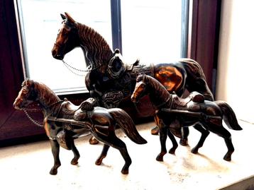 Antieke set van 3 koperen paarden beschikbaar voor biedingen