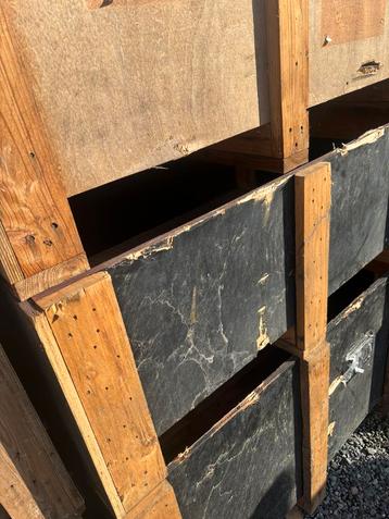 Sterke houten kisten beschikbaar voor biedingen