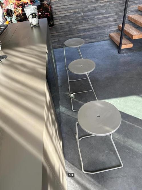 Extremis Tiki medium hoge kruk barkruk, 3 stuks voor € 450,-, Huis en Inrichting, Barkrukken, Zo goed als nieuw, Metaal, 3 krukken