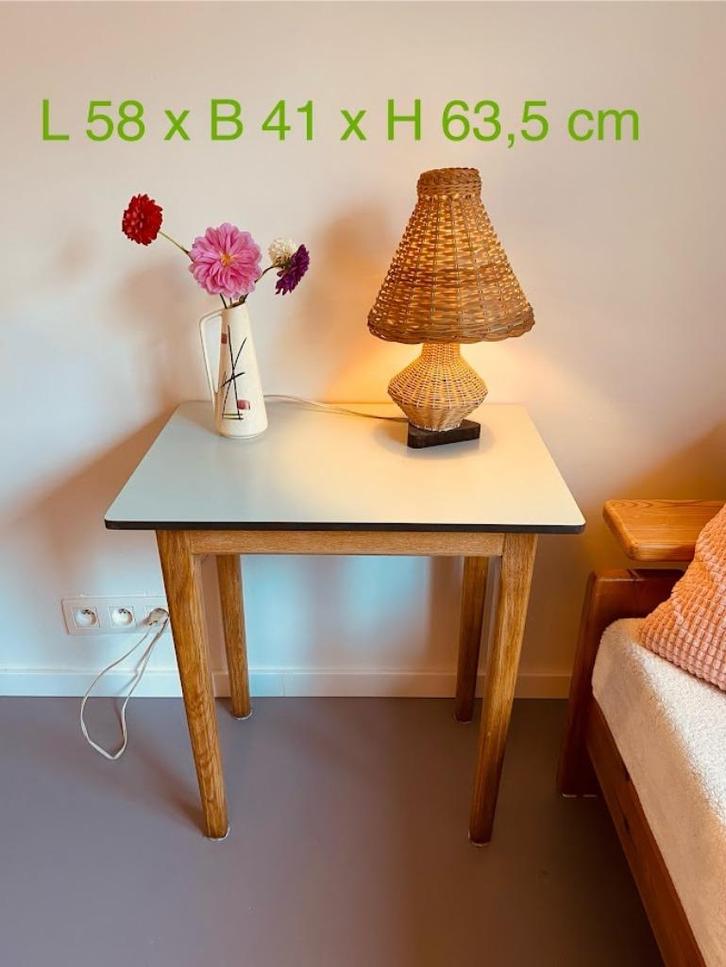 Vintage bijzettafeltje, Huis en Inrichting, Tafels | Bijzettafels, Gebruikt, Rechthoekig, 60 cm of meer, 55 tot 75 cm, Hout, Ophalen