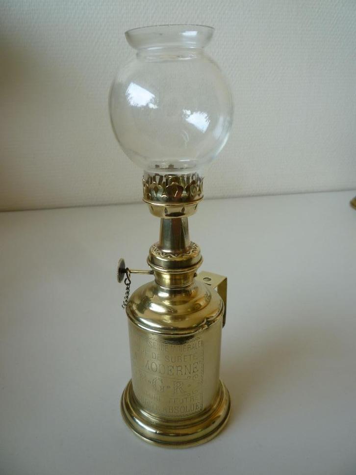 Koperen kerosinelamp „La Moderne N.G.R.”, Antiek en Kunst, Antiek | Verlichting, Ophalen of Verzenden