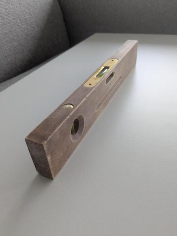 Antieke houten waterpas beschikbaar voor biedingen