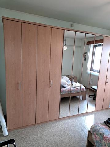 2 kleerkasten met spiegels,bed, 2 nachtkastjes  beschikbaar voor biedingen