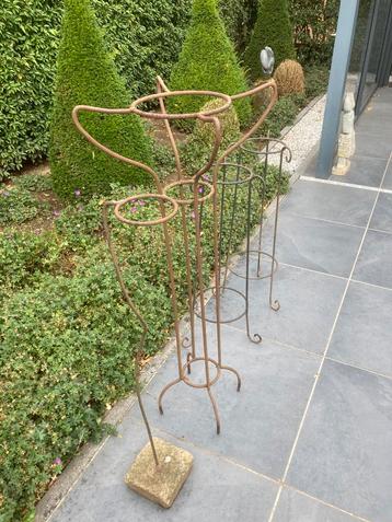 Vijftal ijzeren standaards voor planten beschikbaar voor biedingen