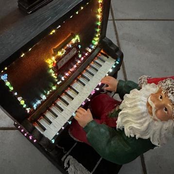 Père Noël au piano - Décoration beschikbaar voor biedingen