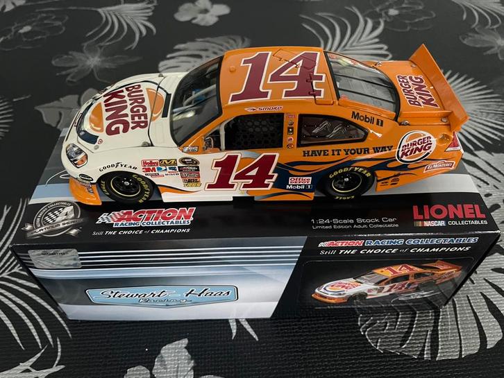 NASCAR 1/24 Chevrolet Tony Stewart 2011 Burger King, Hobby en Vrije tijd, Modelauto's | 1:24, Zo goed als nieuw, Ophalen of Verzenden