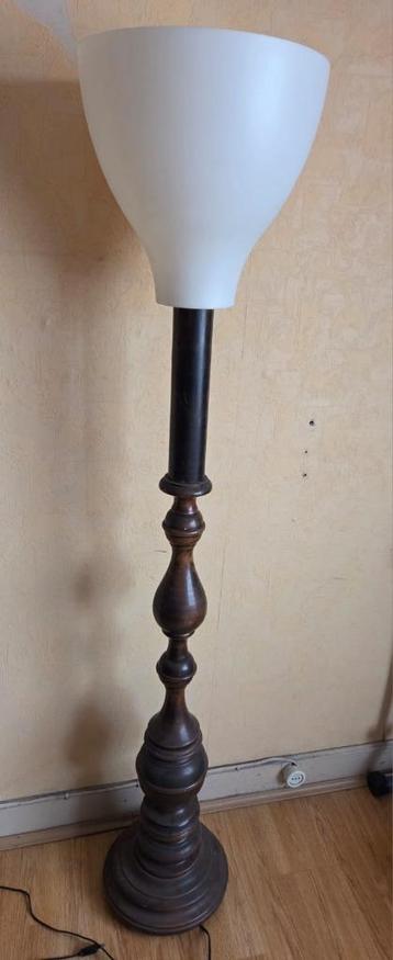 Vintage massief gedraaide houten vloerlamp beschikbaar voor biedingen