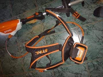 Stihl combi taille haie et accessoires disponible aux enchères