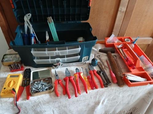 Gereedschapskist, talrijke gereedschappen, materialen, Doe-het-zelf en Bouw, Overige Doe-Het-Zelf en Bouw, Zo goed als nieuw, Ophalen