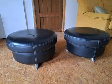 2 poufs en cuir noir à vendre, Enlèvement, Utilisé
