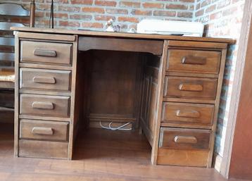 Oude zware houten bureau met schuiven beschikbaar voor biedingen