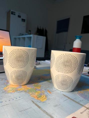 2 grote tassen beschikbaar voor biedingen