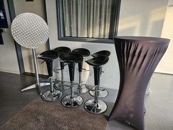 Statafels en barkrukken beschikbaar voor biedingen