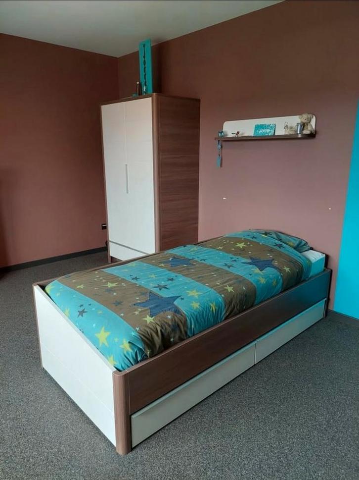 Jeugdkamer wit/bruin, Kinderen en Baby's, Kinderkamer | Bedden, Zo goed als nieuw, Lattenbodem, Matras, Ophalen