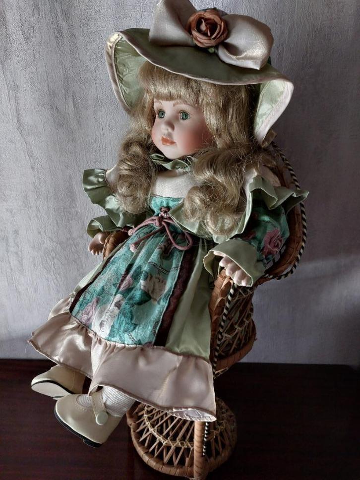 Mooie porceleinen pop in rieten stoeltje, Verzamelen, Poppen, Pop, Ophalen