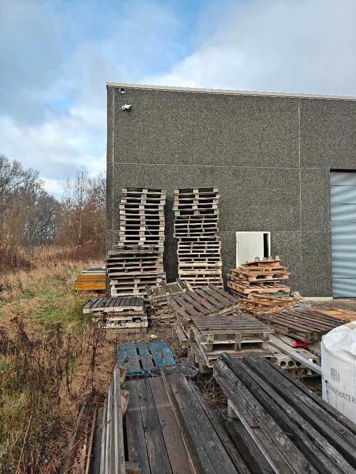 Palettes à ramasser GRATUITEMENT DOIVENT ÊTRE EMPORTÉES !, Bricolage & Construction, Bois & Planches, Utilisé, Palette, Autres essences de bois