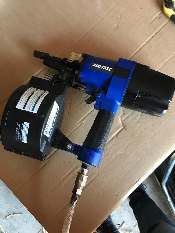 Nagelpistool met volle pallet trommelnagels., Doe-het-zelf en Bouw, Gereedschap | Handgereedschap, Zo goed als nieuw, Ophalen