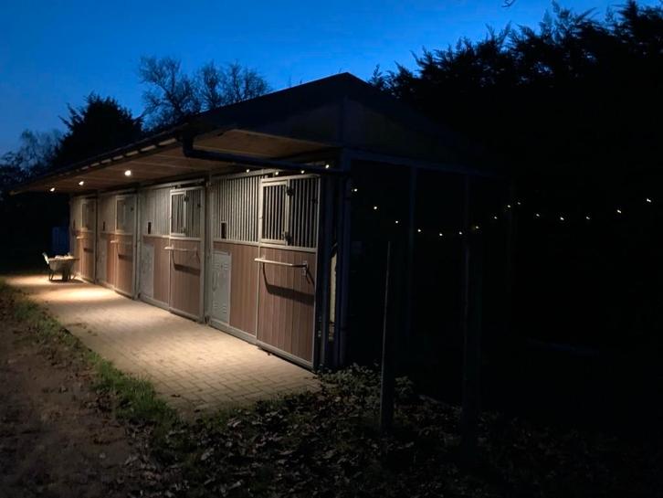 À LOUER — 4 boxes pour chevaux, Animaux & Accessoires, Box & Pâturages, Mise à l'étable, 1 cheval ou poney