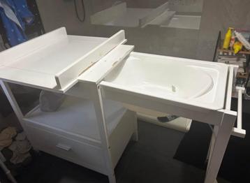 Verzorgingstafel met bad beschikbaar voor biedingen