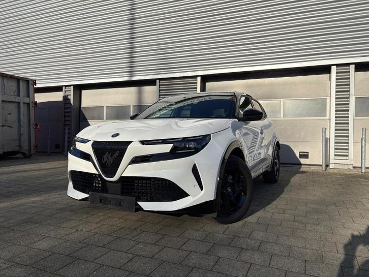 Alfa Romeo Junior TI, Autos, Alfa Romeo, Junior, Phares directionnels, Régulateur de distance, Airbags, Alarme, Bluetooth, Ordinateur de bord