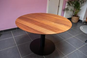 Ronde eettafel beschikbaar voor biedingen